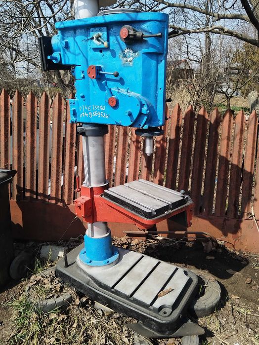 Mașina de găurit cu coloana 700 kg