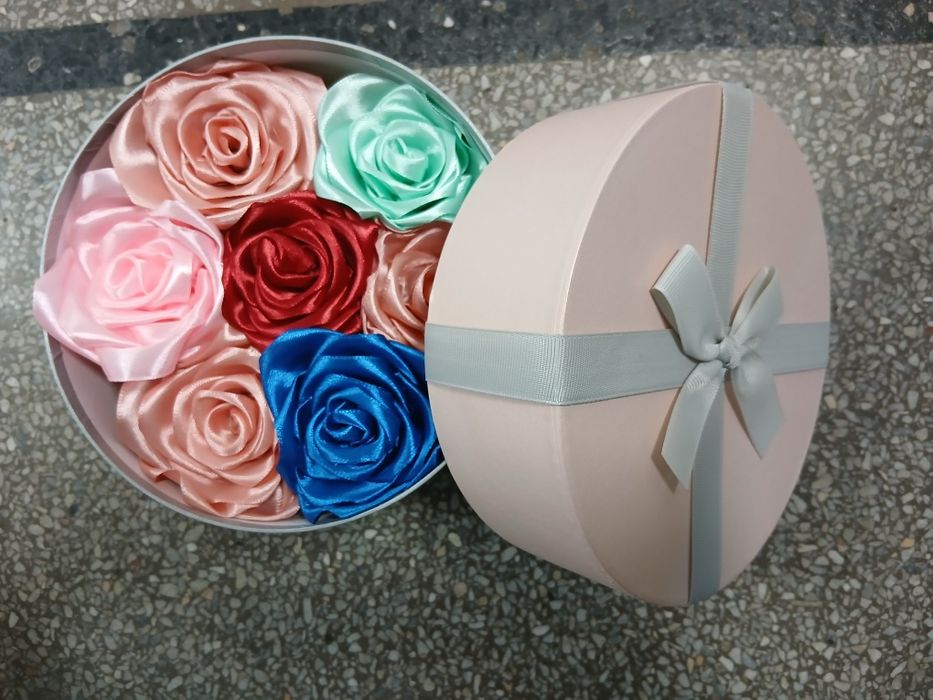Ръчно изработени сатенени рози и фоамени