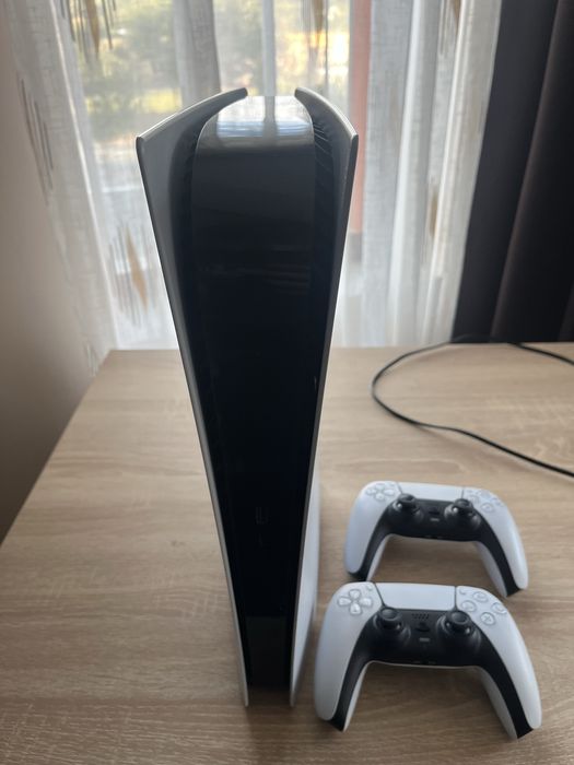 PS5 + doua controllere in stare excelenta