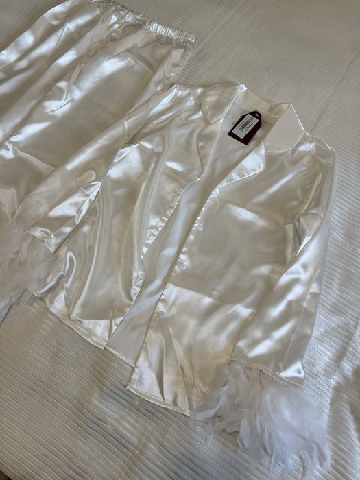 Атласная двойка с перьями