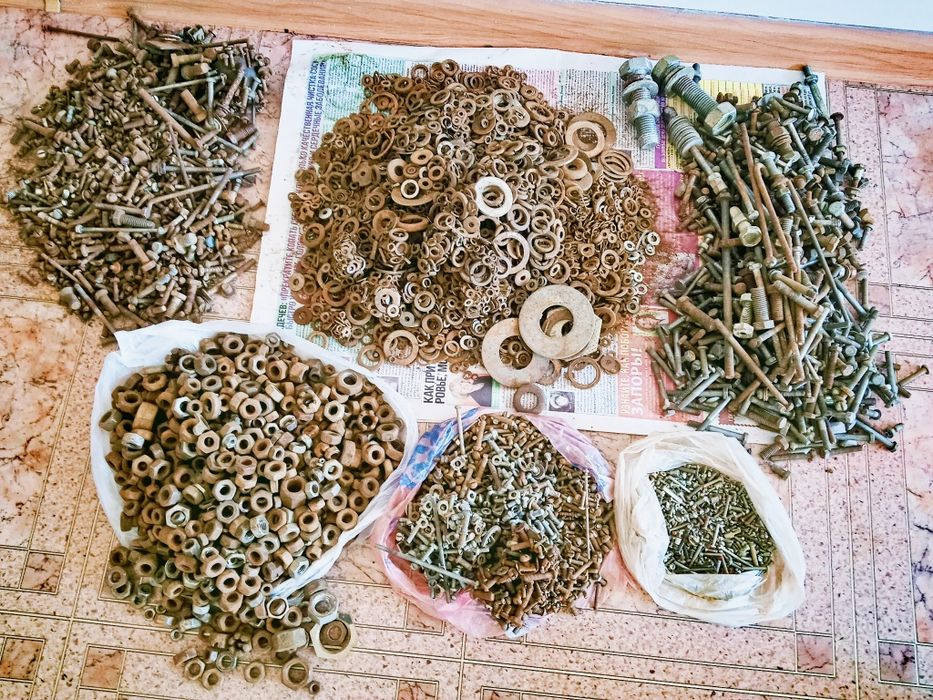 Подшипники, гайки, шайбы, болты/ винты, грайвера,пружины разные.