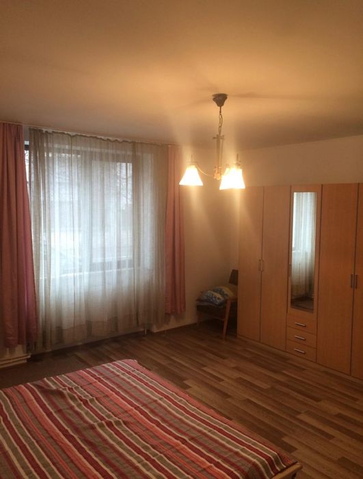 De închiriat apartament la casă, două camere, hol, spatiu ptr gătit, baie, ideal ptr activitate de birou, sau locuință. Alba Iulia-Centru, zona ANAF