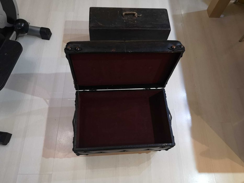 Старинна табуретка