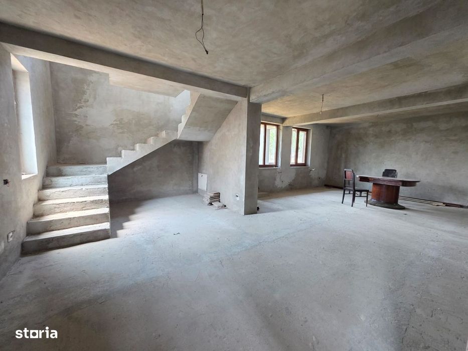 Vilă în Roman parter + etaj, teren 700 mp, din cărămidă