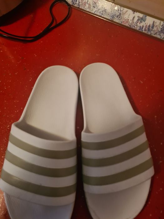 Slapi adidas mar 41 purti de ori la 70 lei Timișoara