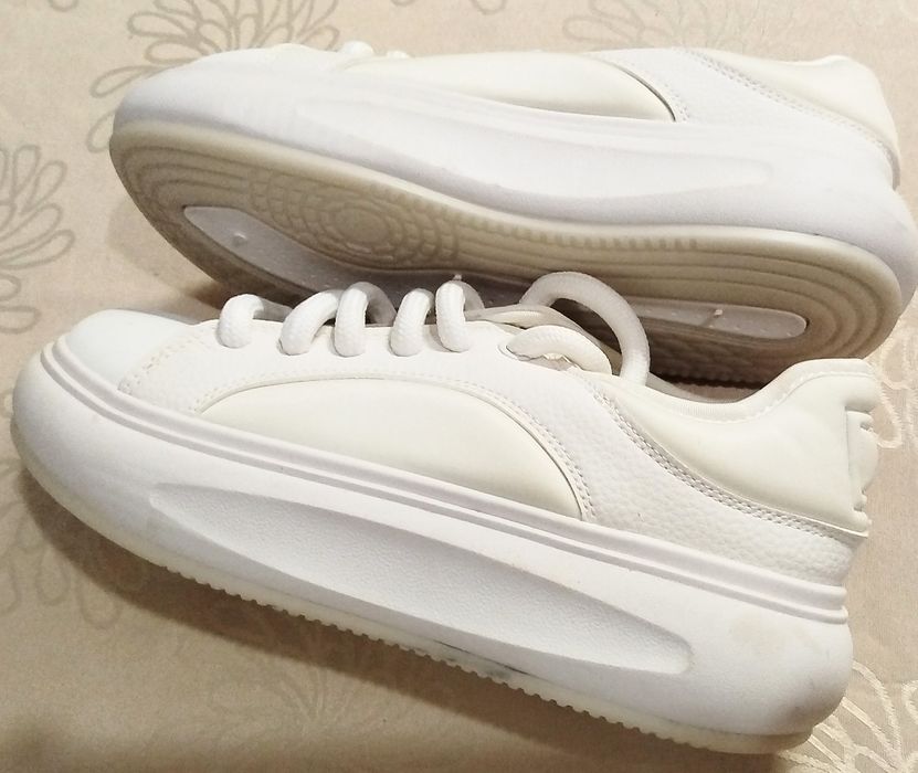 Чисто нови дамски спортни бели кецове с дебела подметка
