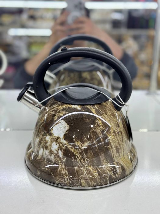 Чайник с мраморным принтом