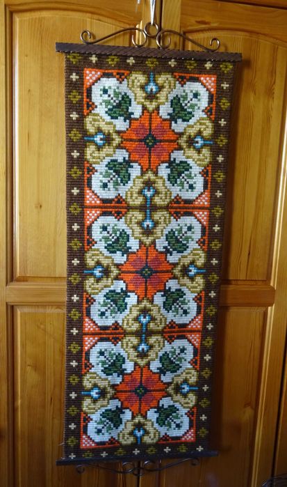 Пана декорация, ръчна изработка от вълнени конци и орнаменти