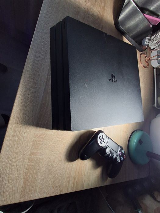 PlayStation 4 PRO   (1TB) cu cd uri.