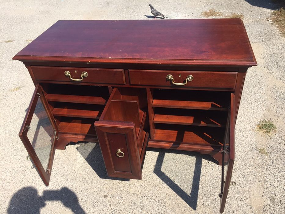 Музикален шкаф   DREXEL CHERRY PLASMA 52") WIDE