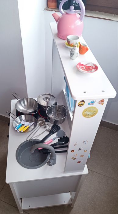 Bucătărie din lemn cu tăblița de scris/colorat cu creta; Jucarie copii 3-8 ani, foarte rezistenta, cu accesorii și costum de bucatar