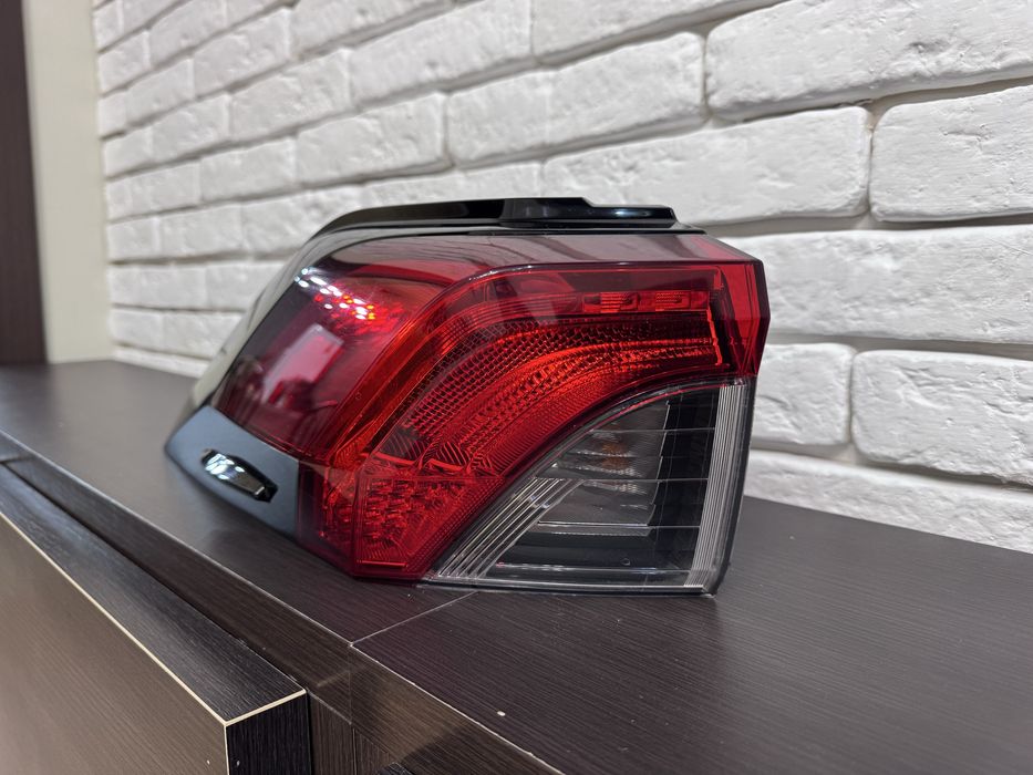 Продам оригинальный задний фонарь на Toyota rav4 2021