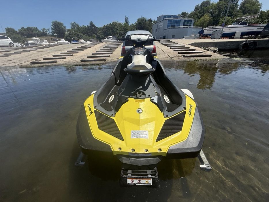 Seadoo spark 2016 с включен колесар в цената и покривало