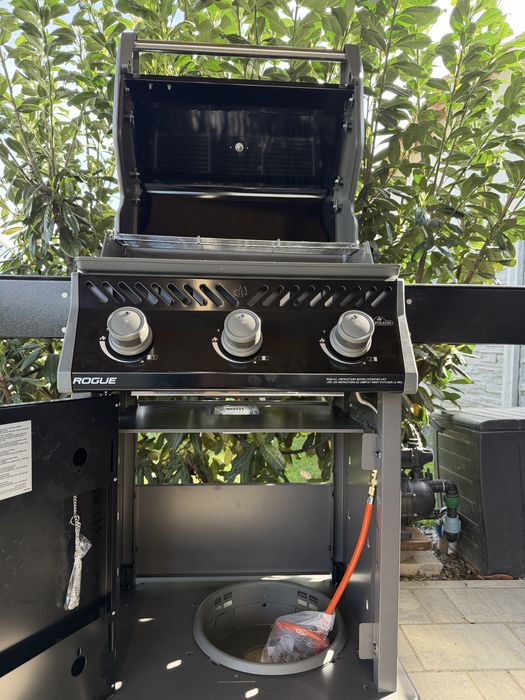 Grill Napoleon Rogue 425 Nou