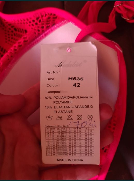 Costum de baie model deosebit