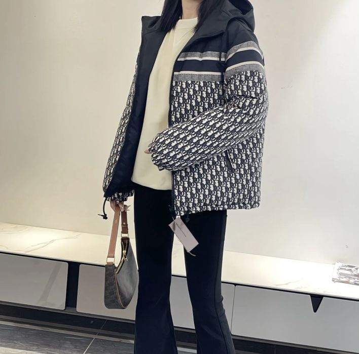 Продам куртку новую