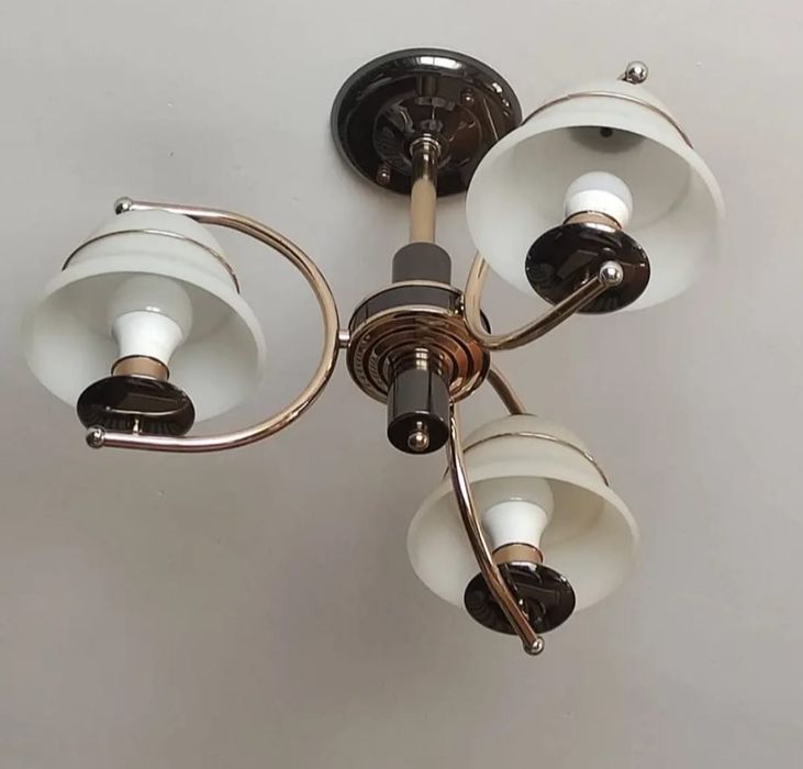 Люстра красивая в отличном состоянии