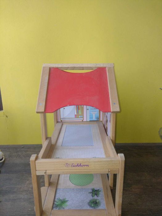 Детска къщичка за кукли с включени принадлежности.