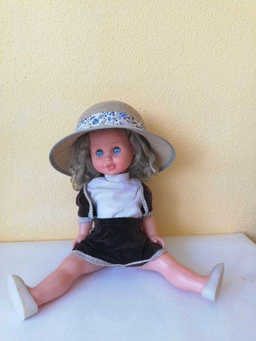 Papusa Aradeanca ochi albastri din 1980 de colectie, costum catifea