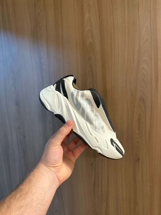 Yeezy 700 Analog 38 2/3