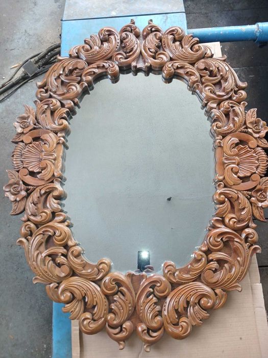 Oglindă vintage cu ramă de lemn masiv sculptat manual