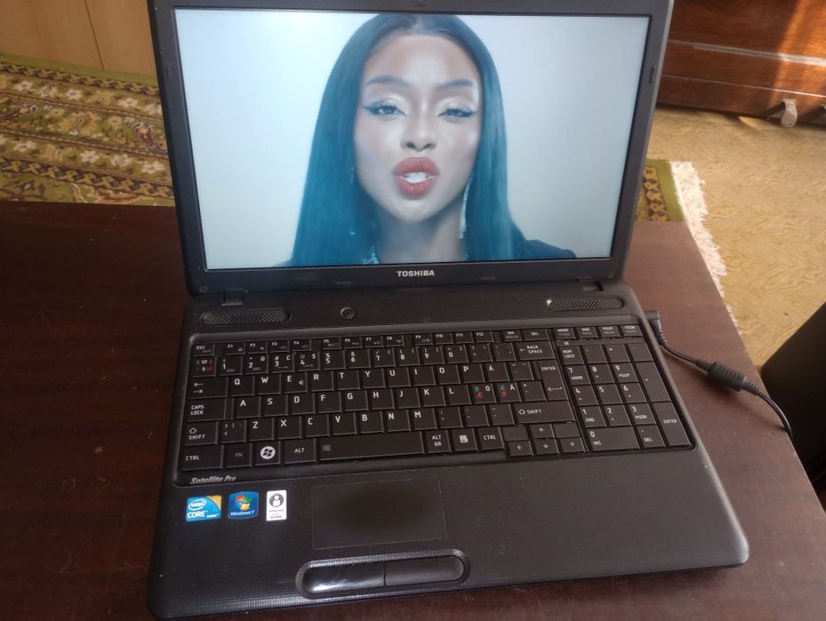 Toshiba PRO c660 cu Intel i3, Windows 10 și Office,bun muzică, filme