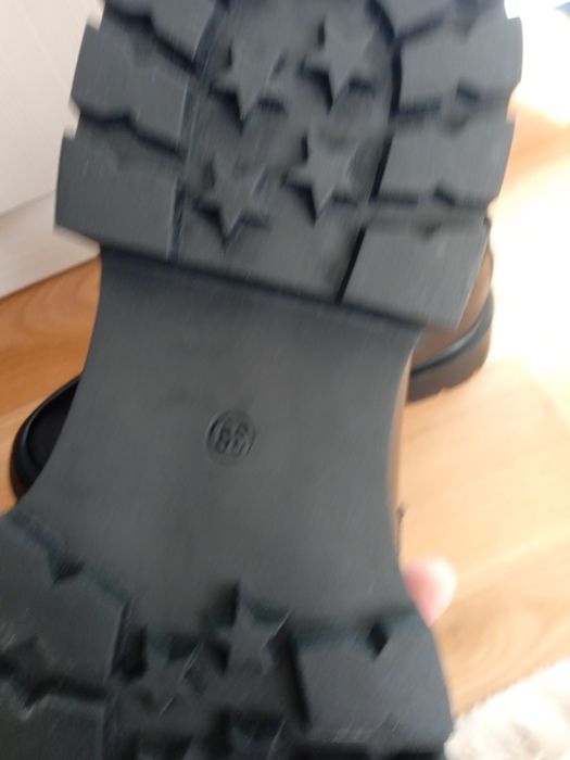 Новый черный ботинка