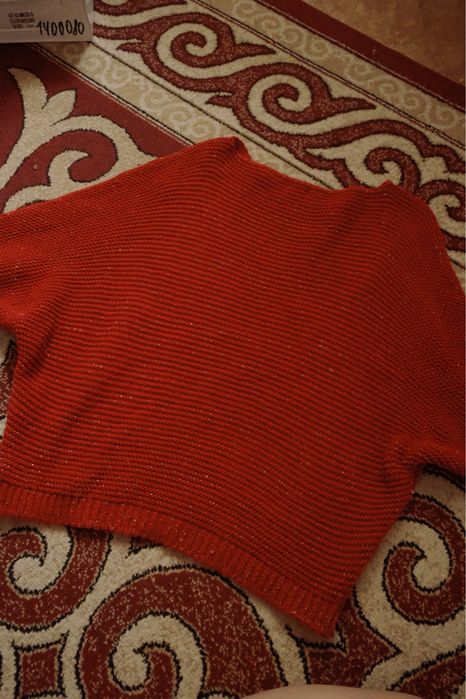 Красный кофта.