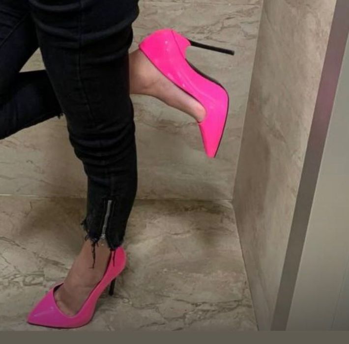 Високи розови токчета