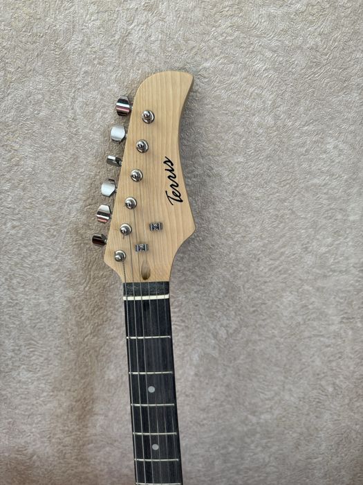 Продается электрогитара, комбоусилитель, тюнер.