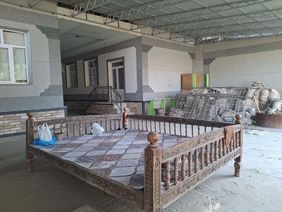 Нарпай центрда уй, ховли сотилади.