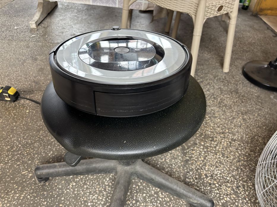 iRobot Roomba e5 робот прахосмукачка + зарядна станция и консумативи