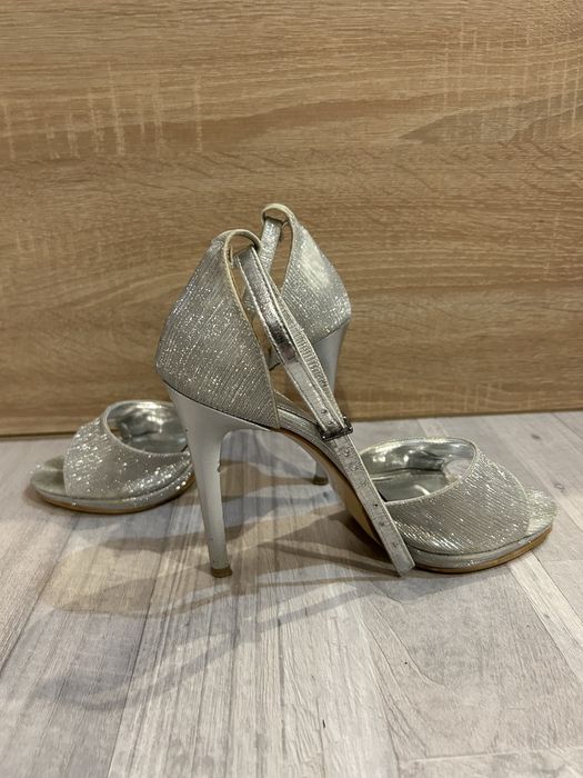 Дамски сандали на висок ток