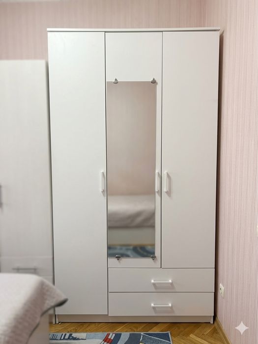 Шкаф в хоршем состянии белый акуратный возможно доставка