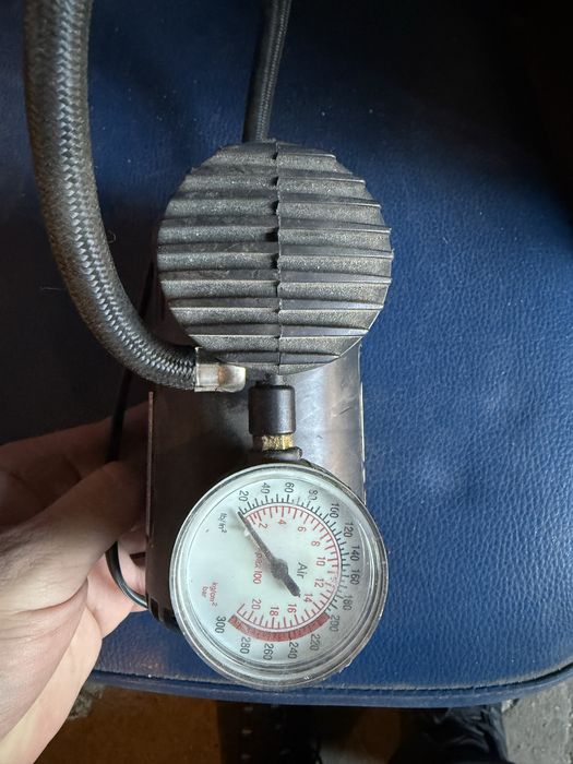 Компрессор для автомобиля для подкачки колес