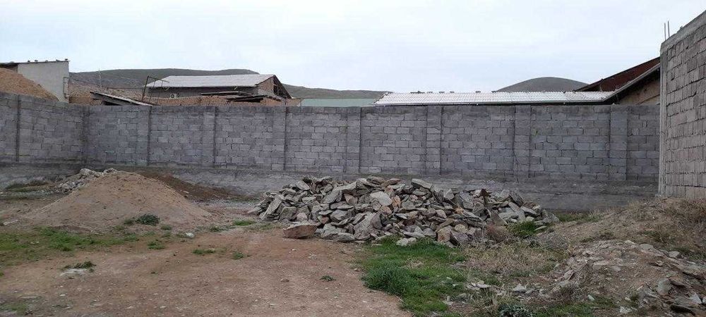 Жиззах шахрида курилиши битмаган ҳовли зудлик билан сотилади.