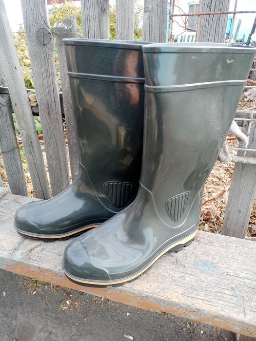 Продам сапоги новые