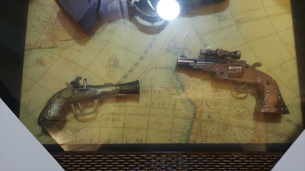 Panoplie tablou arme 3 pistoale si harta