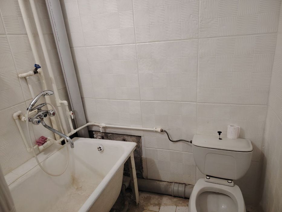 Продаётся 2 комнатная квартира Бывшее общежитие Яшнабадский Район