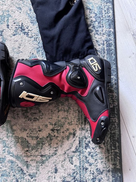 Echipament moto : casca, cizme, pantalon, geaca