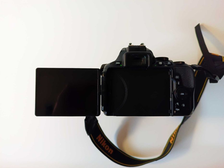 фотоапарат Nikon D5600 + обективи: Nikon 18-105mm VR,  Nikon 35mm