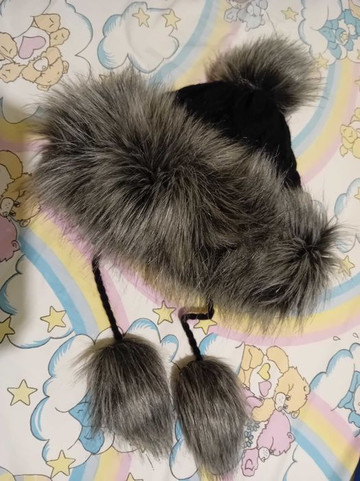 Зимна дамска шапка с изкуствен пух