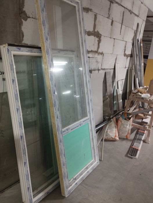 Два окна и дверь