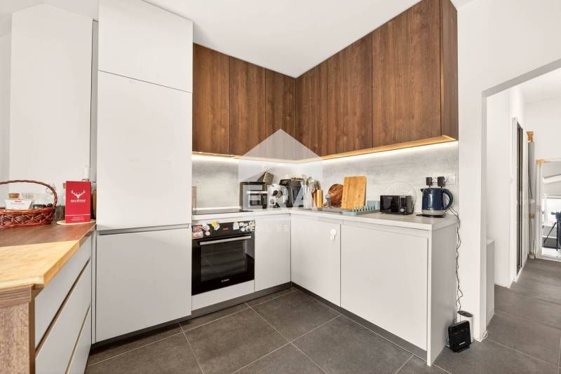 Продава се Тристаен апартамент в Варна, Лятно кино Тракия - 95 кв.м за 1737 €/кв.м - Снимка #1