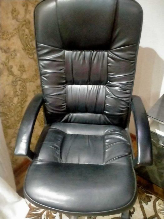 В продаже директорское офисное кресло