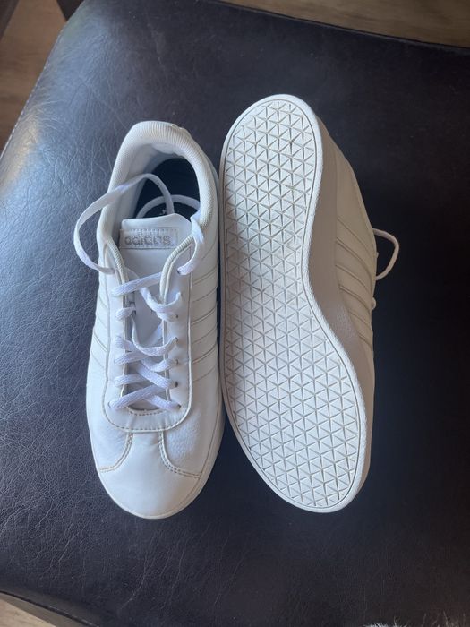 Дамски спортни обувки