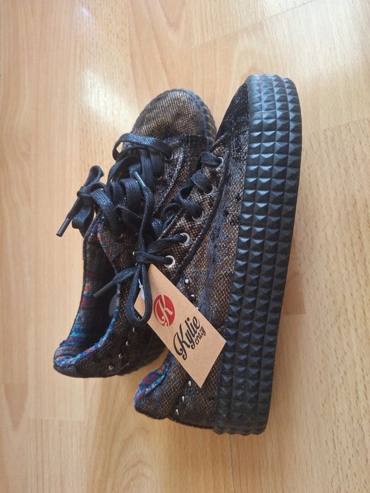 Лок обувки 10 лева.