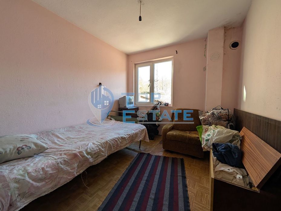 Двуетажна масивна къща с панорама в центъра на град Плачковци