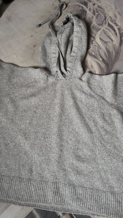 Pulover tip hanorac cu gluga pentru orice anotimp. Conține și lână