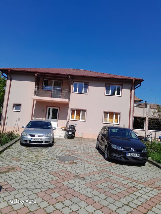 Închiriez apartament în vila